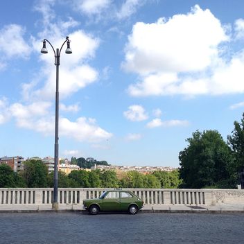 Old Fiat in street - Kostenloses image #331935